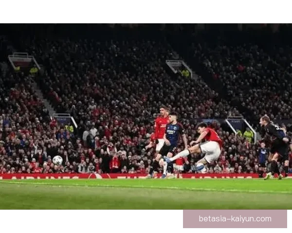 曼联在英超联赛中的表现逐渐回暖，状态备受关注